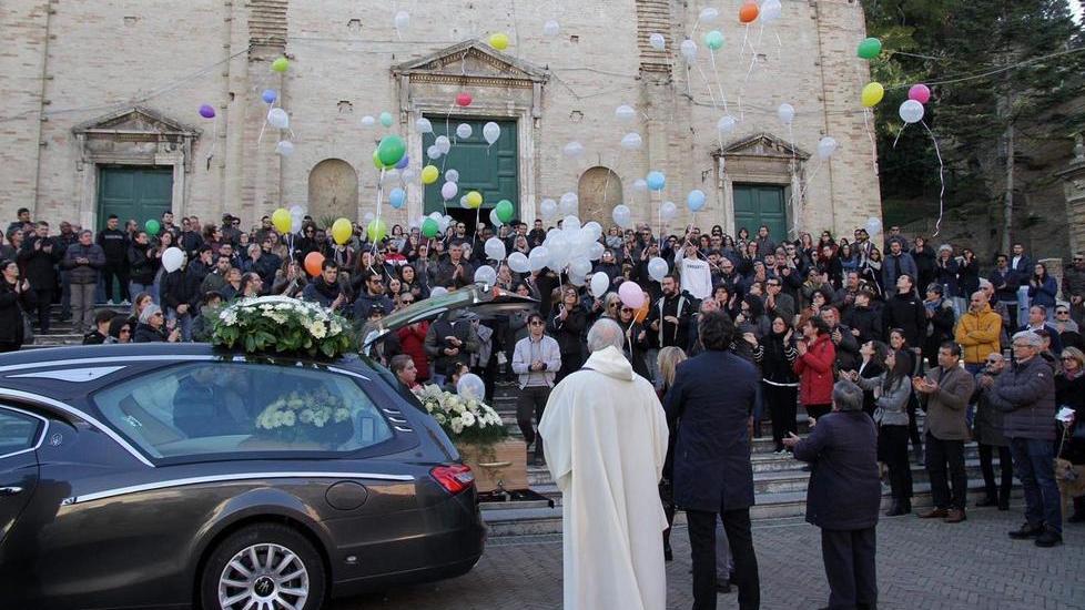 Una folla commossa per l’addio a Gaia. Il padre: «Ricordatela nei momenti felici»