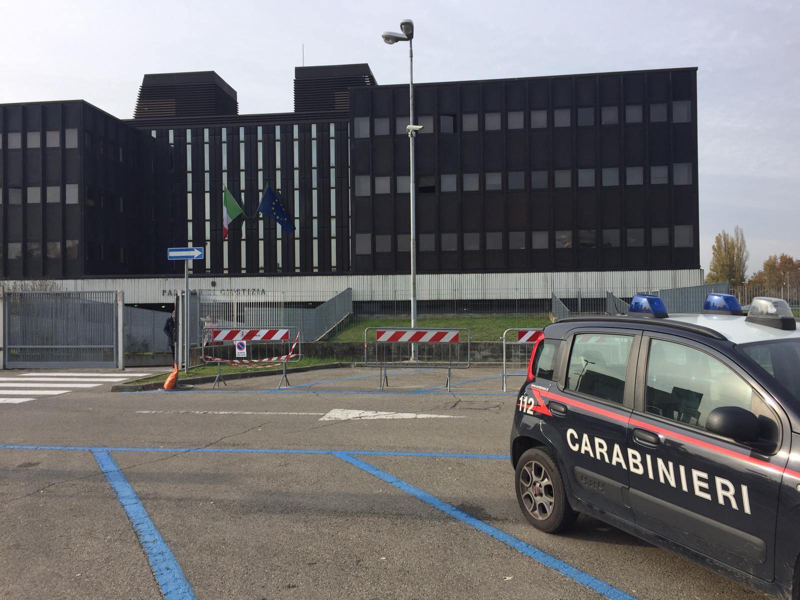 Reggio Emilia, prova a entrare in tribunale con due coltelli: denunciata una donna
