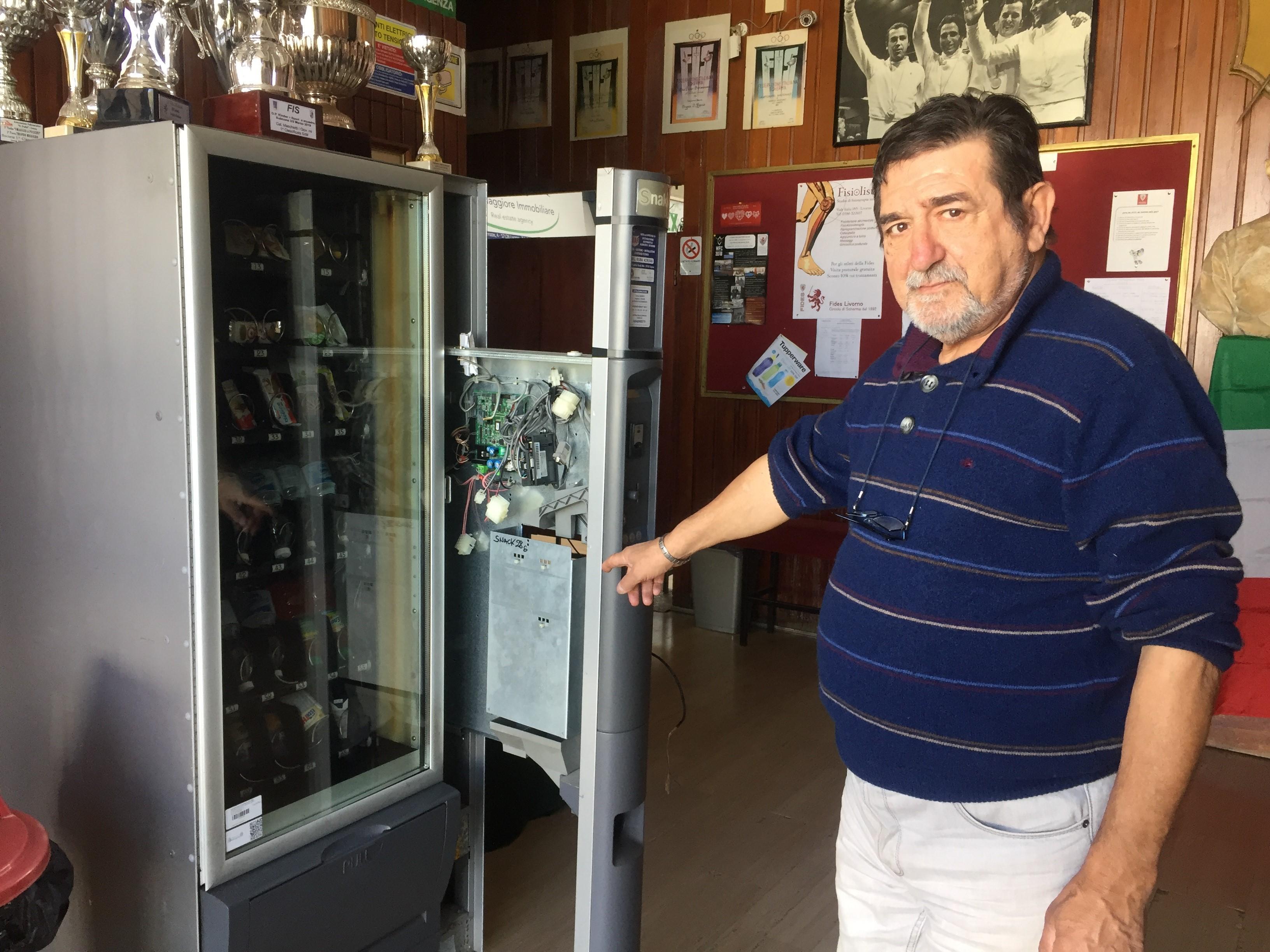 L'armiere Ernesto Mori mostra il distributore distrutto