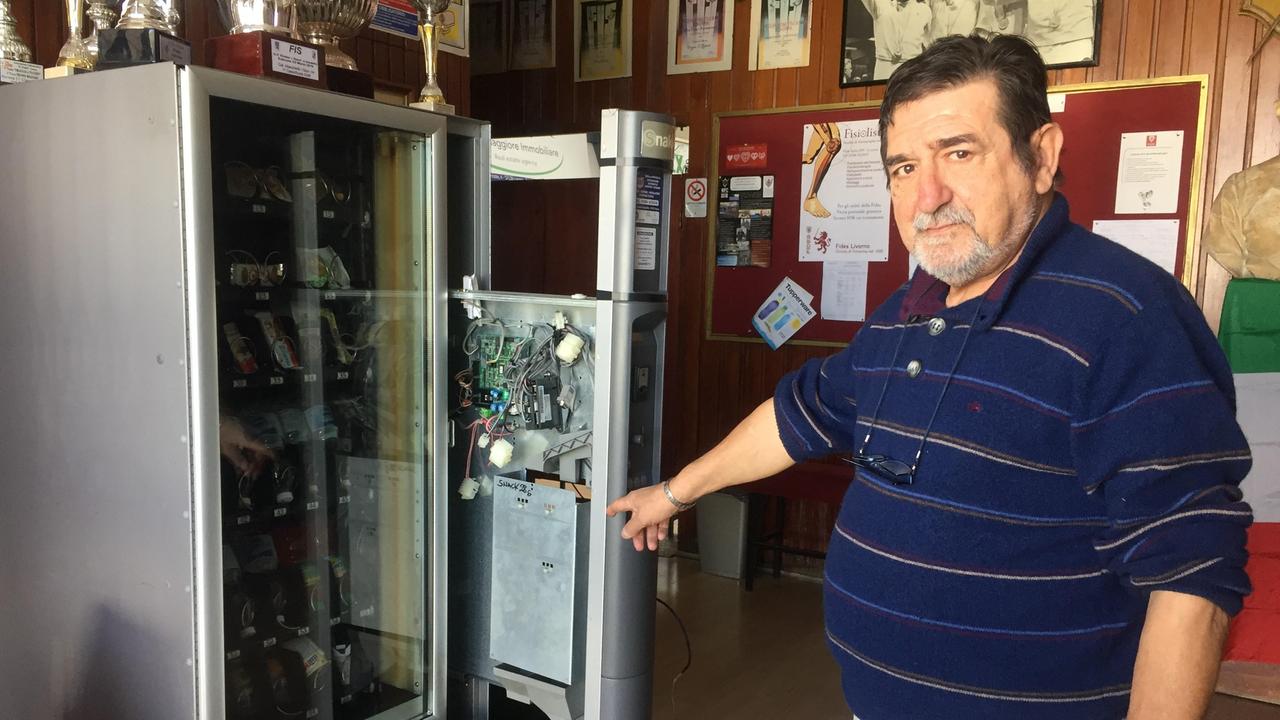 L'armiere Ernesto Mori mostra il distributore distrutto