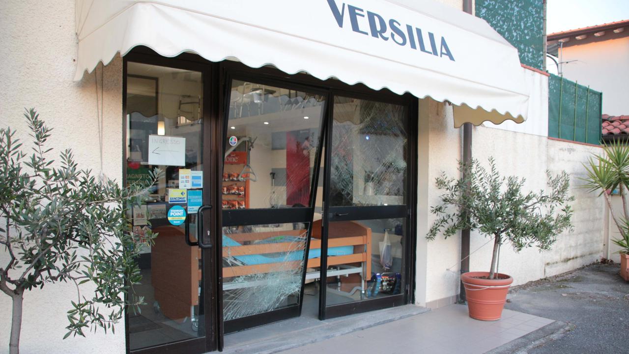 La vetrina infranta dall'auto