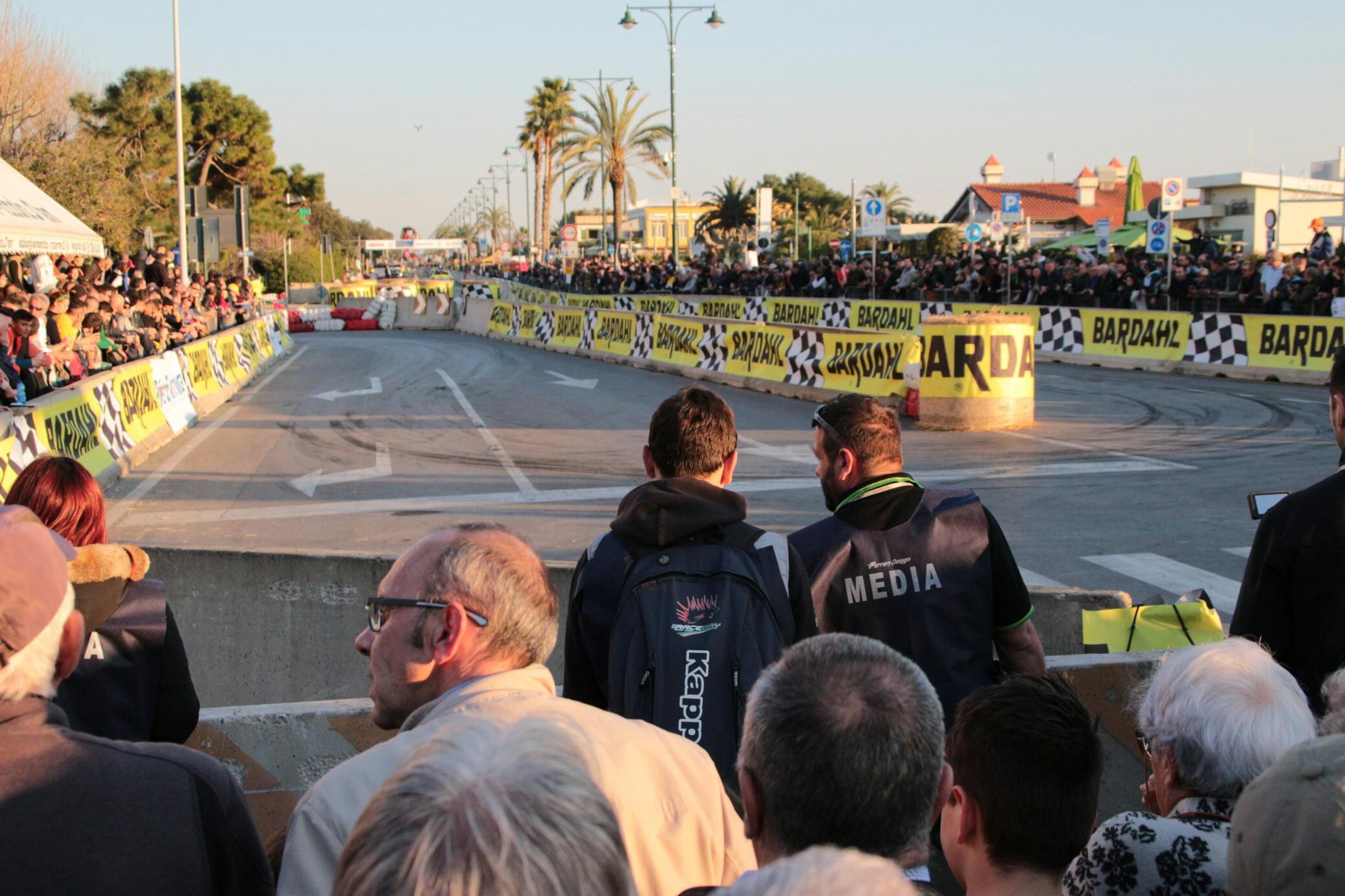 Spettacolo a tutto gas sul lungomare del Forte per il Rally del Ciocco - Video