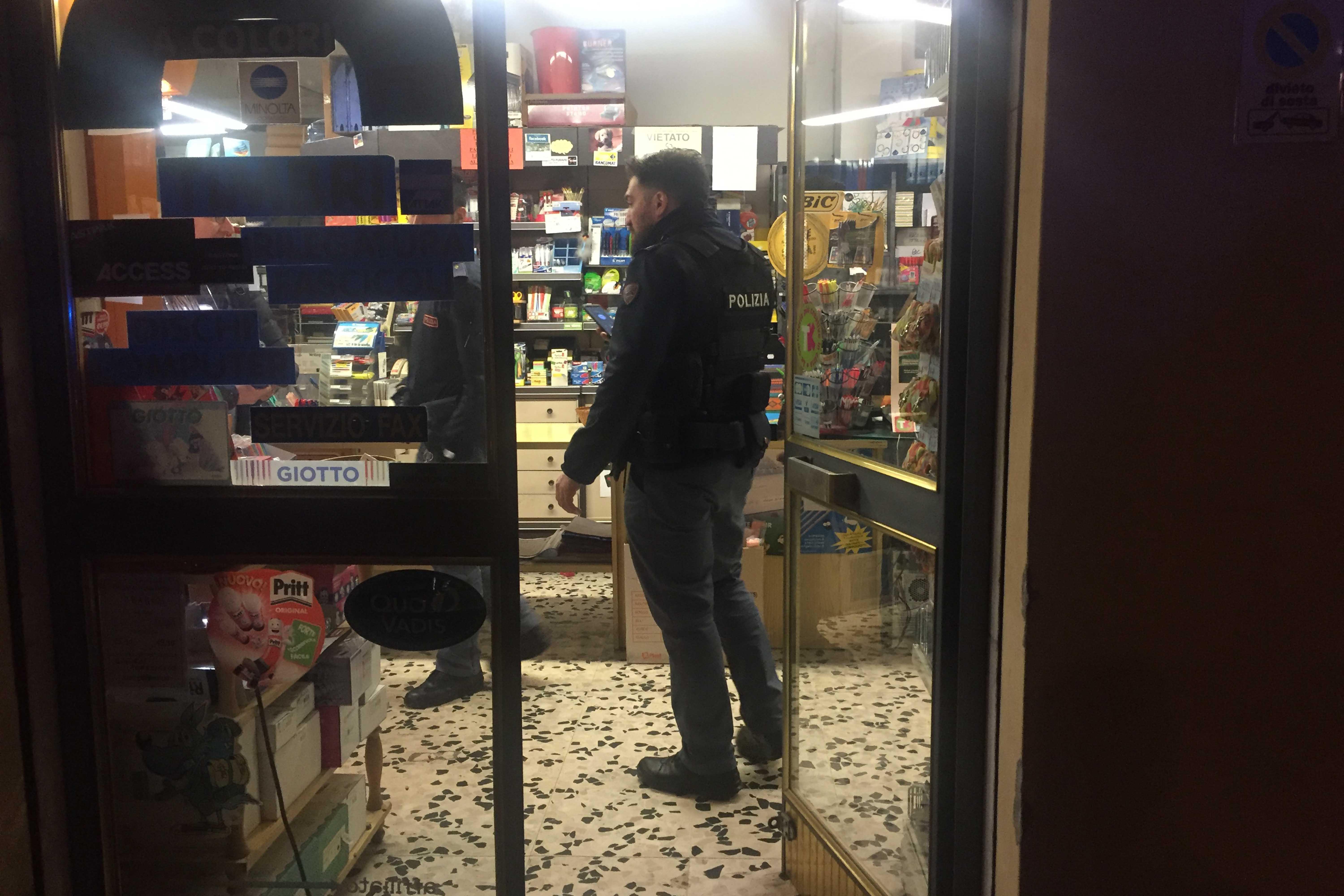 Reggio Emilia, rapina alla cartoleria “Point Cart”: titolare accoltellata a una mano