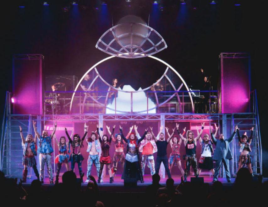 Come sconfiggere il male con la musica dei Queen Ecco “We will rock you” 