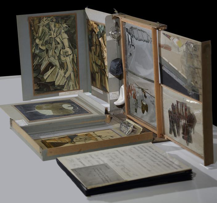 La valigetta è un museo portatile con dentro le opere di Duchamp 
