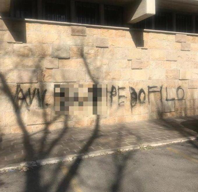Scrive «Avvocato pedofilo» sul muro del tribunale 