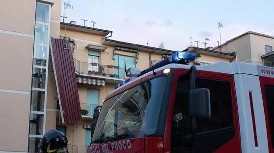 Il fratello dà l’allarme ma lo trovano morto