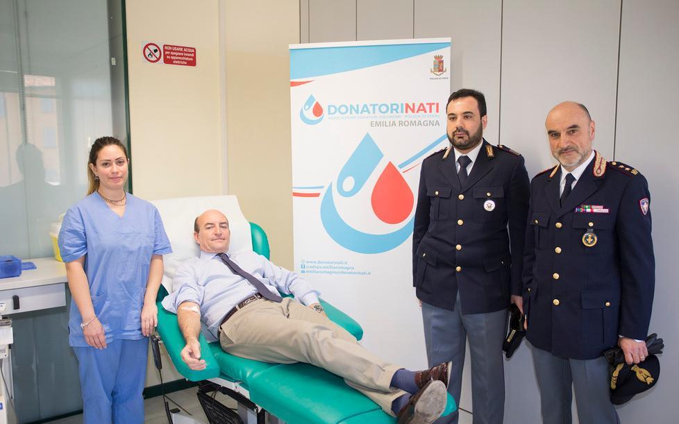 La polizia dona il sangue