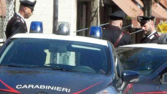 Arrivano per una rissa trovano droga sulla bici