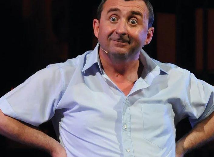 Stefano Bicocchi sul palco con le sue “Storie della Bassa”