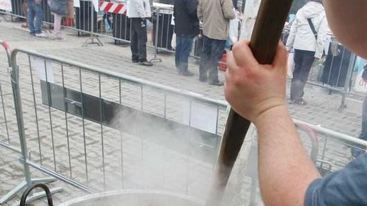 Mercatino del “Robi veci” e ciccioli in piazza