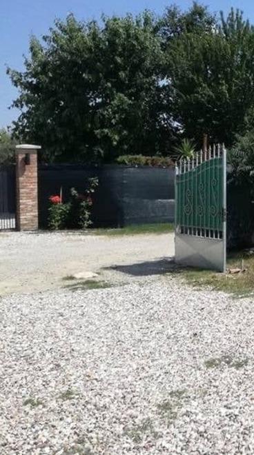 Soliera. Rinchiusa dai richiedenti asilo: «Ci devi pagare» 