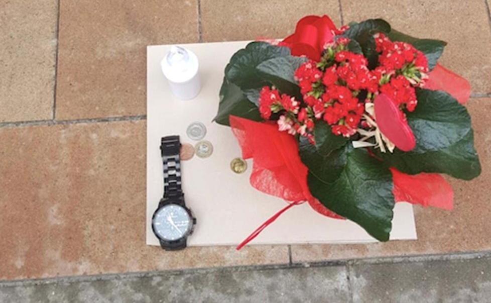 I fiori e l’orologio del giovane lasciati dalla mamma dove è morto