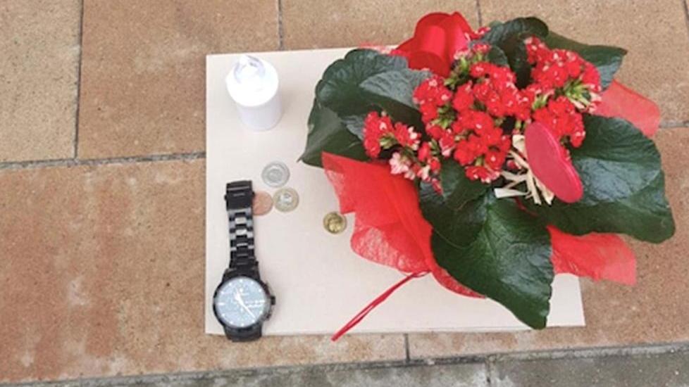 I fiori e l’orologio del giovane lasciati dalla mamma dove è morto