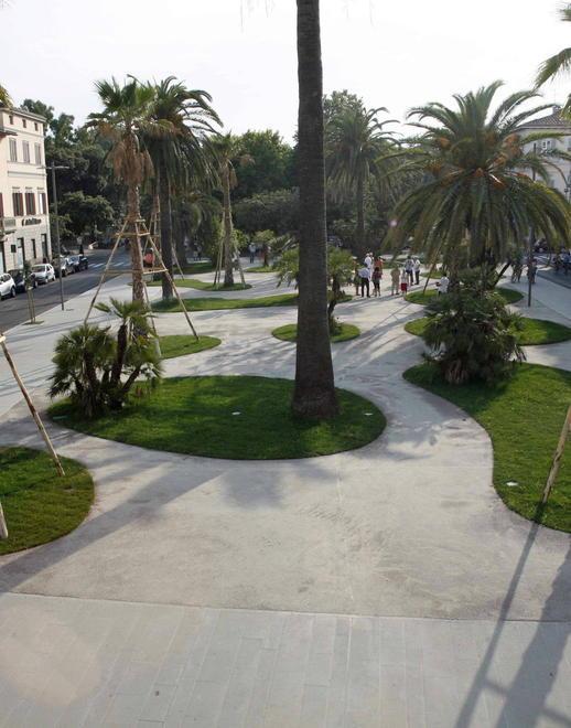 Rappresentante di gioielli derubato in piazza