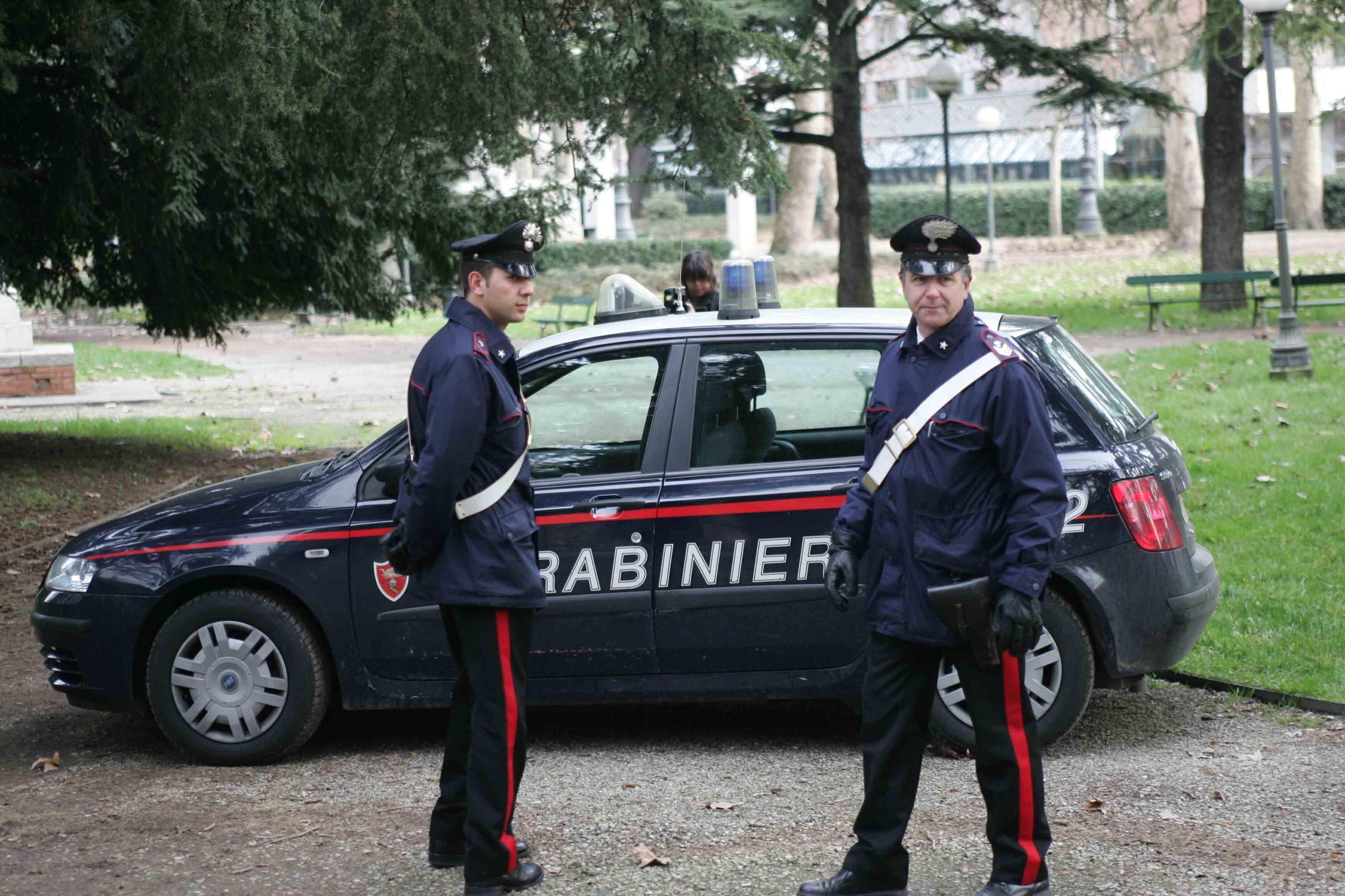 Lanciano droga nei cestini durante la fuga: denunciati quattro 18enni reggiani 