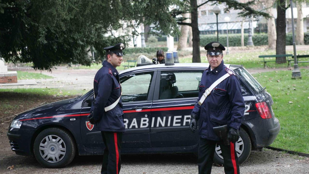 Lanciano droga nei cestini durante la fuga: denunciati quattro 18enni reggiani