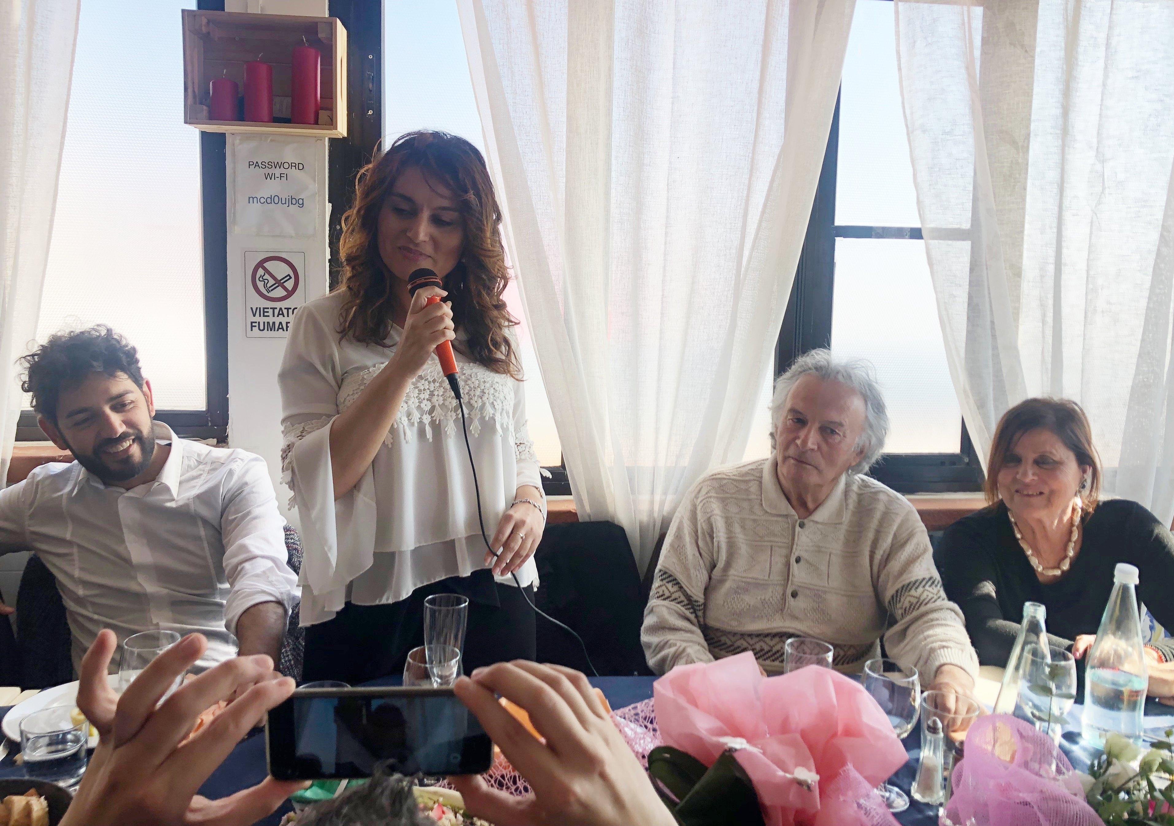 Susanna Ceccardi fa l'annuncio alla festa di compleanno. Accanto a lei il suo compagno, Andrea Barabotti