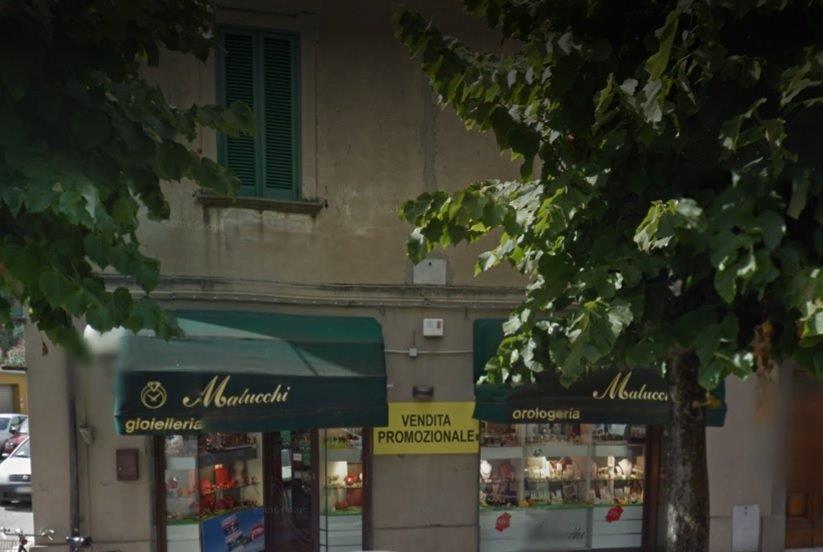 Gioielliere legato e rapinato: ladri via con un bottino da 50mila euro