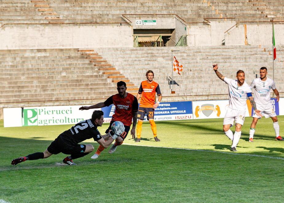 Momentè anticipato dal portiere dell'Olbia Van der Want (Foto Lenzi)