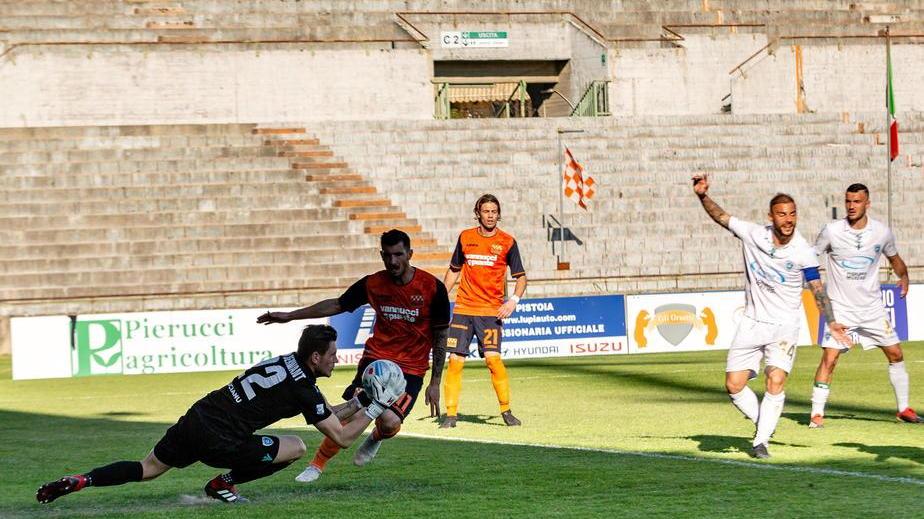 Momentè anticipato dal portiere dell'Olbia Van der Want (Foto Lenzi)
