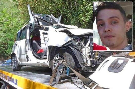 Quel che restava della Fiat Panda del giovane Lorenzo Cekllai dopo lo spaventoso volo fino al greto del torrente  (foto gori)