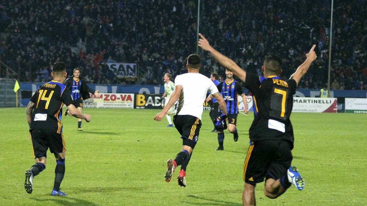 Izzillo corre senza maglia ed esulta con la squadra verso la Curva Nord la rete della vittoria del Pisa (Foto Renzullo-Muzzi)