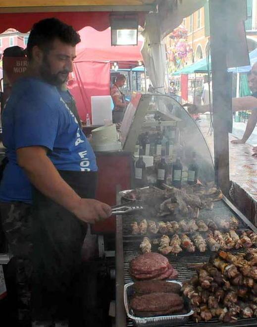 Asado, tapas e arrosticini street food e folklore grandi protagonisti