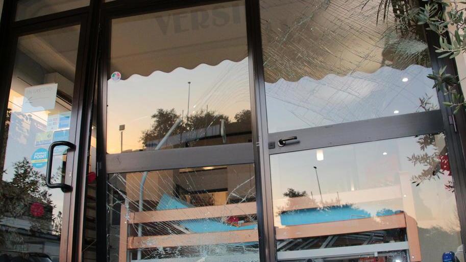Muore al volante, l’auto finisce contro un negozio