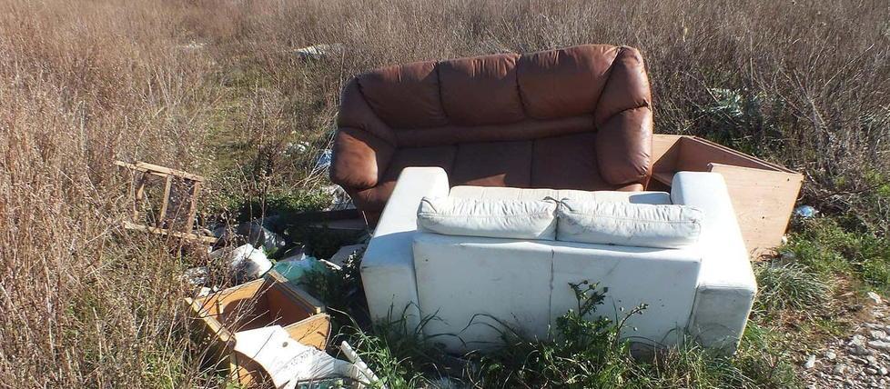 Discarica a cielo aperto che sembra un salotto 