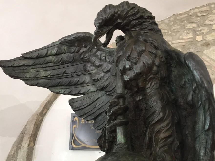 Tutti in fila per ammirare l’aquila prima che “voli” sull’obelisco