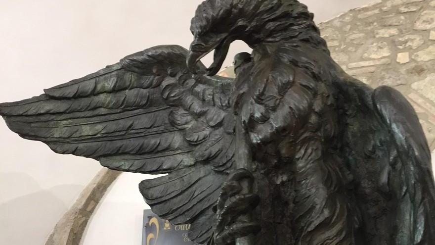 Tutti in fila per ammirare l’aquila prima che “voli” sull’obelisco