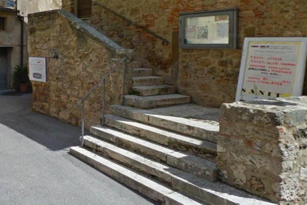 Scivolano sulle scale La Cgil sfratta il bar 