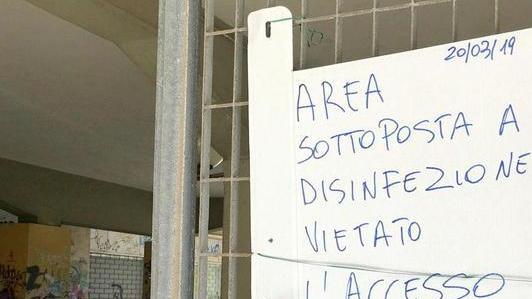 Ripulito il rifugio dei senzatetto Coin mette un’altra recinzione