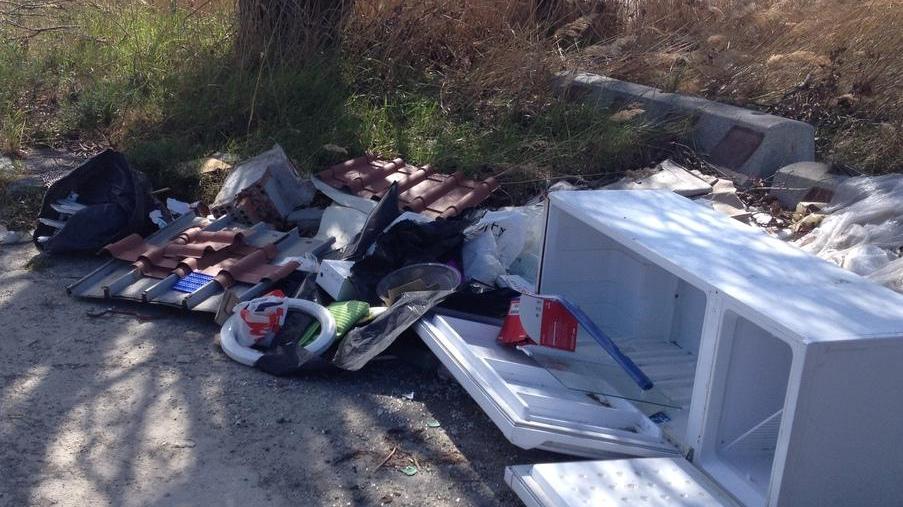 Rifiuti abbandonati in via Enriques: otto multe agli incivili