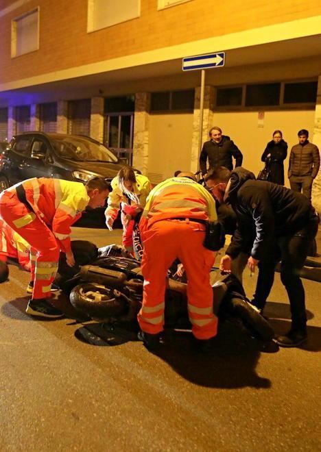 Quattro feriti nello scontro fra una moto e uno scooter