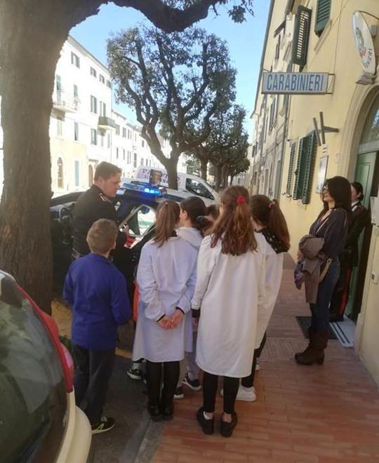 Gli studenti di Castellina in visita dai carabinieri