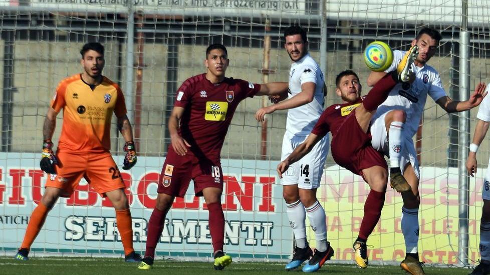 I granata in Sardegna cercano una vittoria per blindare i playoff e continuare a sognare