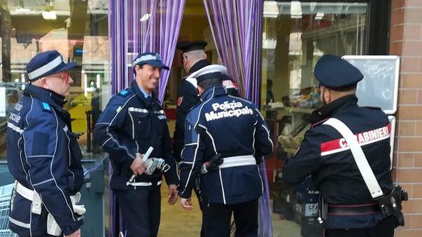 Controlli di Nas e vigili: trovati prodotti scaduti e telecamere abusive