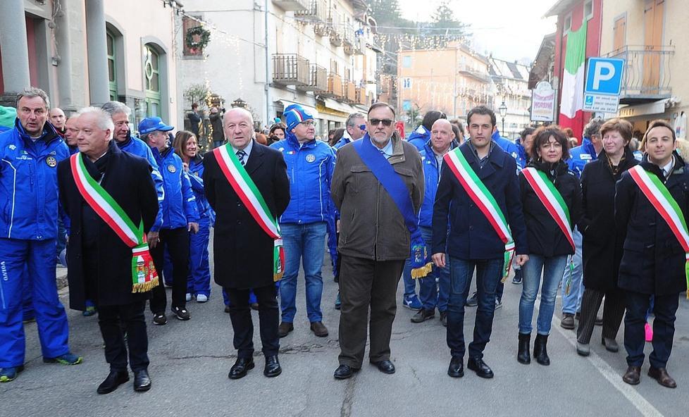 La carica dei 1600 I giovani sciatori sfilano per Sestola e danno spettacolo 