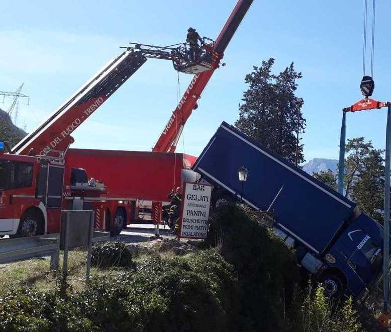 Muore trascinato dal tir, famiglia sconvolta «Sui camion da quando aveva 18 anni» 