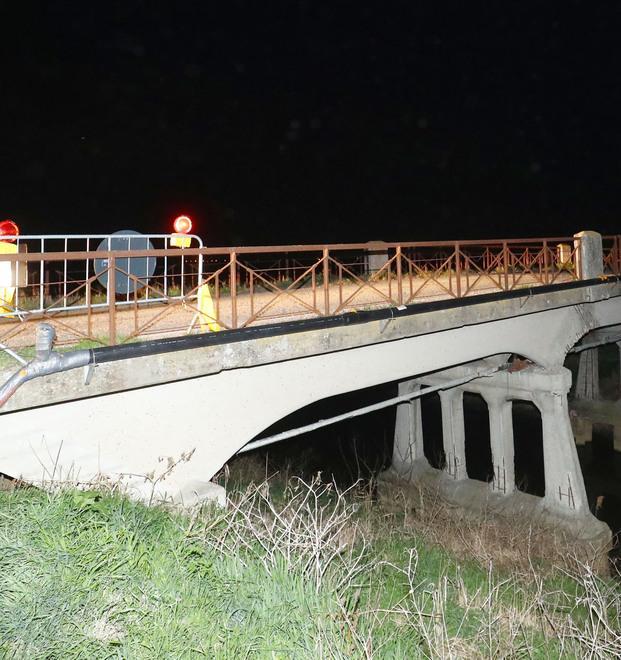 Il ponte è pericoloso Divieto a tutti i veicoli «Rischia di crollare» 