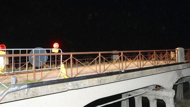 Il ponte è pericoloso Divieto a tutti i veicoli «Rischia di crollare»