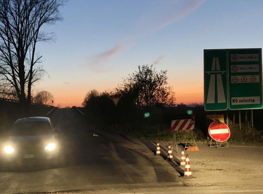 Tolti i cartelli Auto in super viaggiano contromano