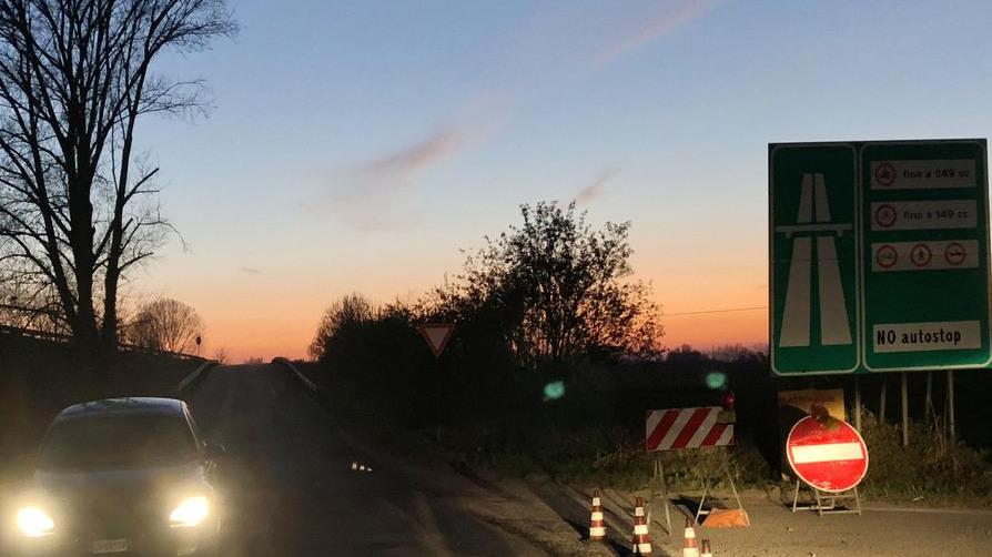 Tolti i cartelli Auto in super viaggiano contromano