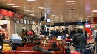Latitante arrestato per violenza sessuale preso all’aeroporto
