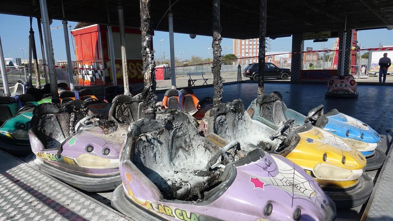 Livorno, incendiate due giostre del luna park a Porta a Terra - Video