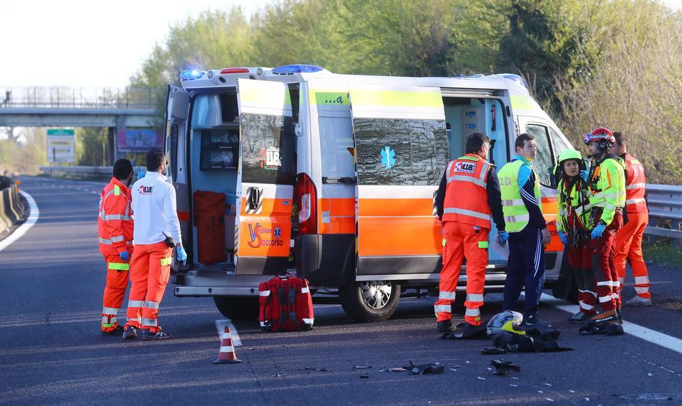 Sbalzata dalla moto che si schianta, donna muore sul colpo in autostrada 