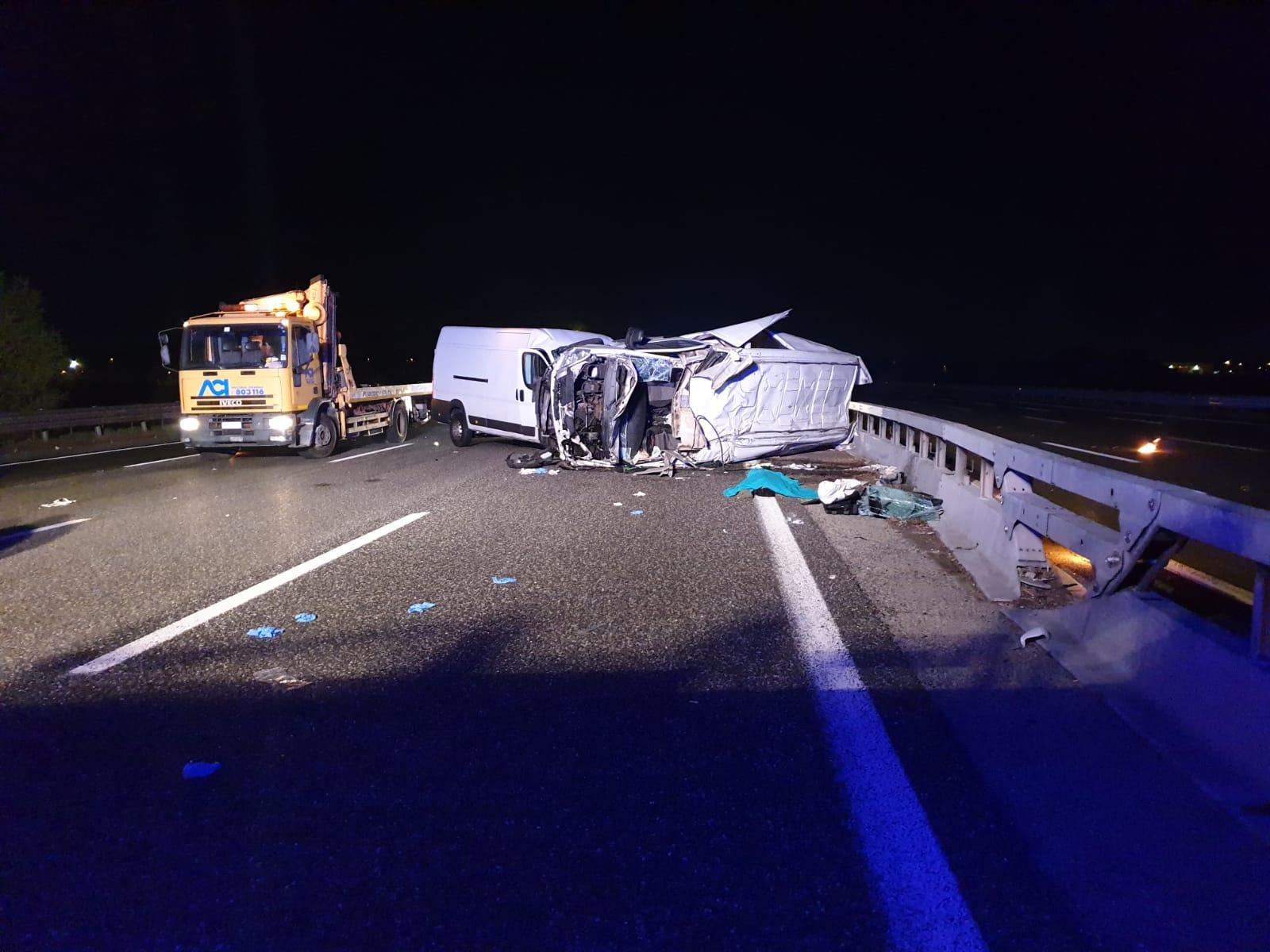 Schianto, due morti nella notte in autostrada a Modena