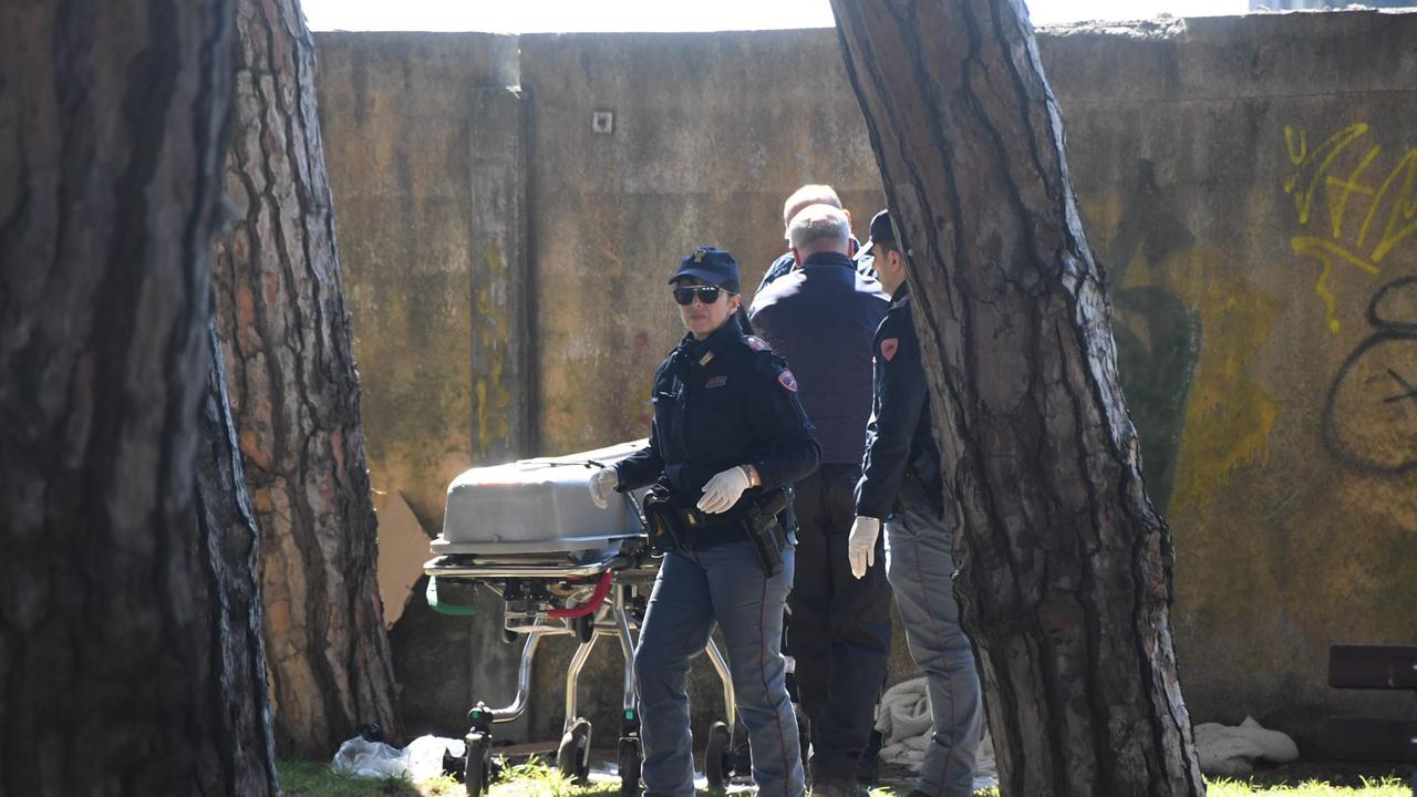 Viene portato via il cadavere trovato in pineta